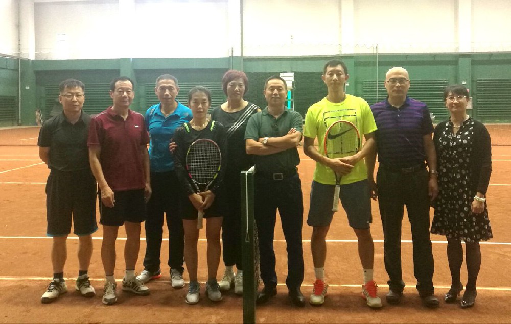 2017年6月5日～6日，前國家隊網(wǎng)球冠軍朱本強、甘肅省網(wǎng)球協(xié)會祁主席親臨我公司考察紅土場地