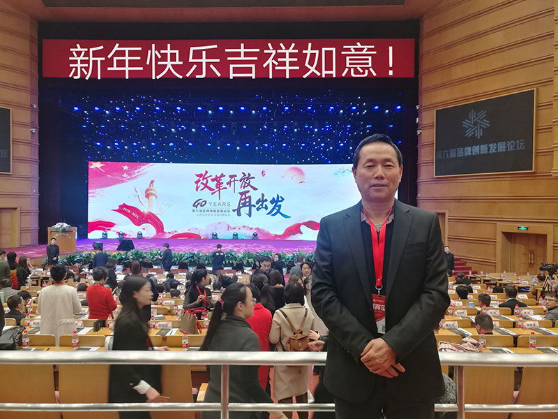 華蒙紅土網(wǎng)球場全體員工恭祝大家新年快樂！