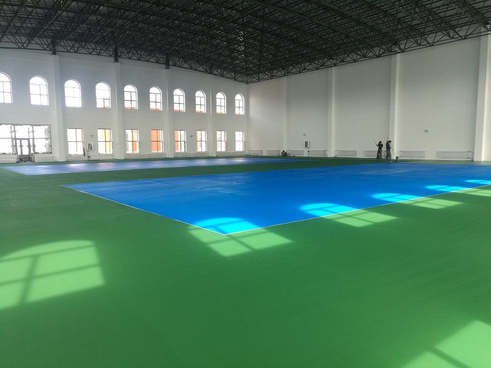 滿洲里經(jīng)濟(jì)開發(fā)區(qū)的塑膠網(wǎng)球場地施工案例