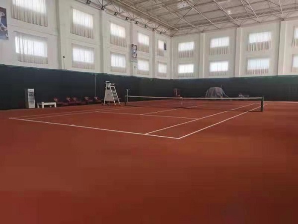 為什么運(yùn)動(dòng)場地都用紅土了？